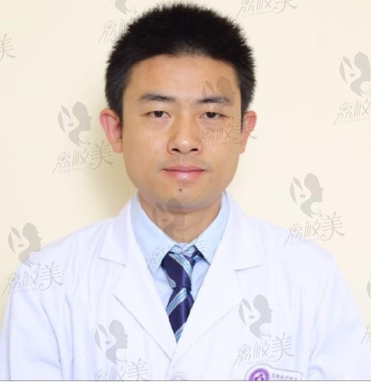  广州艺美鼻整形医生李闯隆鼻后，我在俩年间变美的过程