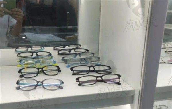江西新视界眼科医院眼镜展示台