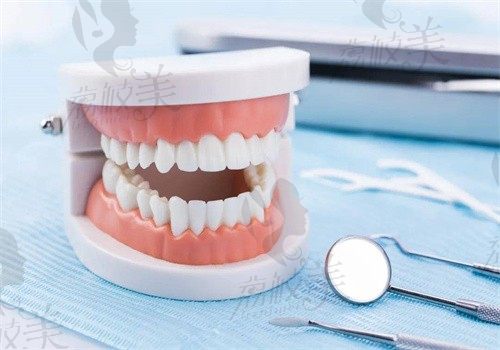 上门牙往外翘怎么矫正？传统牙套、隐形和激光矫正都可恢复门牙平整