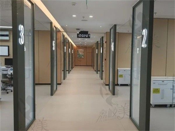 武汉大学口腔医院走廊