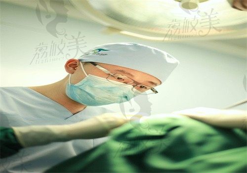王恒医生在北京睐美安医院坐诊，眼整形技术好实例多价格12000起
