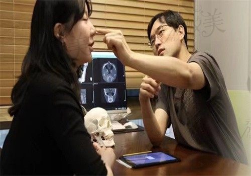 韩国优雅人隆鼻案例分享，朴哲佑耳软骨隆鼻技术好摆脱蒜头鼻