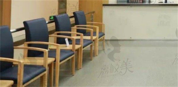 郑州大学第 一 附 属医院口腔科科室候诊区