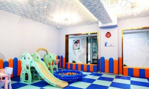 上海摩爾寶山口腔醫(yī)院兒童休閑區(qū)
