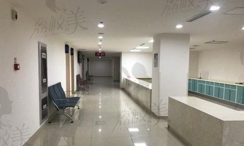 江苏宜兴海吉亚医院鼎植口腔科走廊