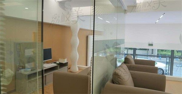 上海市意尔口腔门诊部候诊区