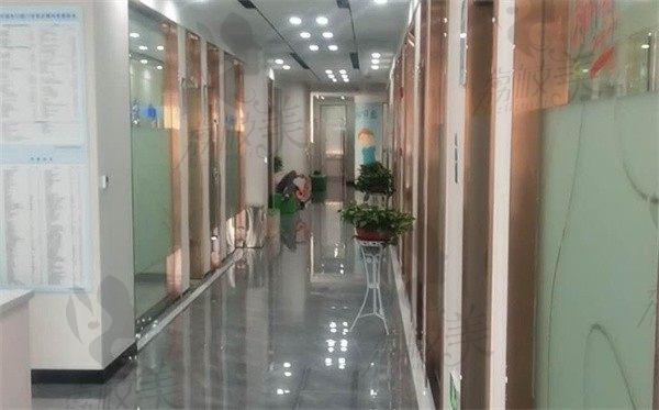 宜兴城东口腔门诊部走廊