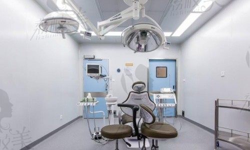 深圳同步齿科龙城门诊操作区