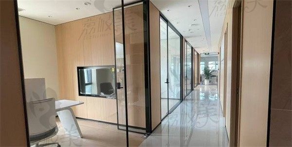 资中牙米口腔门诊部走廊