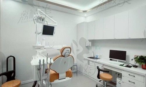 兰州皓亚口腔杜英全瓷牙12800元起，不仅贴近真牙效果而且很耐用。