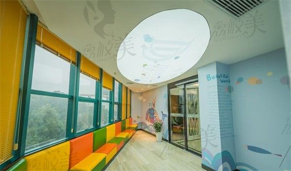 苏州吴江牙博士口腔门诊部走廊