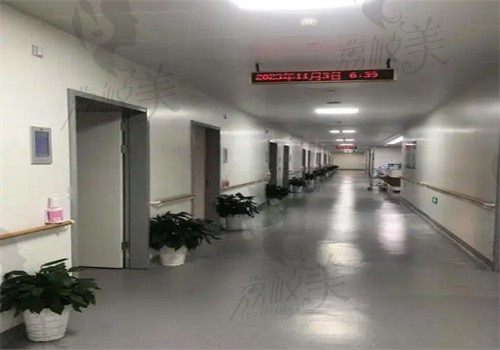 南京鼓楼医院走廊