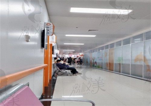 运城市中心医院走廊