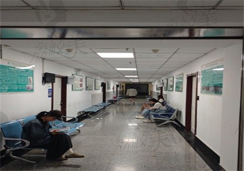 哈尔滨医科大学附属口腔医院走廊