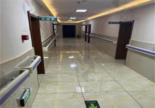 新疆医科大学第一附属医院走廊