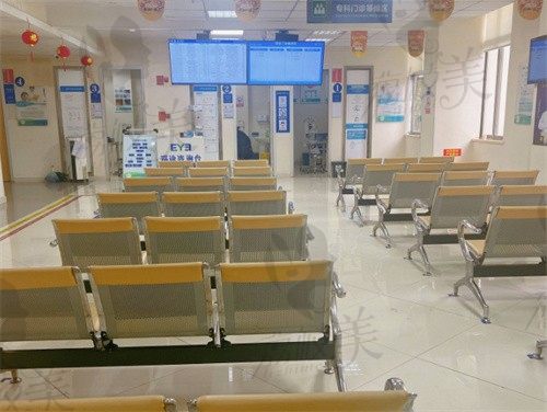 上饶爱尔眼科医院候诊区