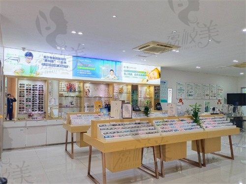南宁爱尔眼科园湖门诊部配镜区