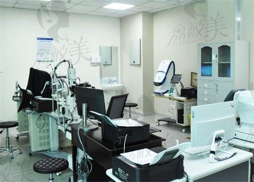 丽江爱尔眼科医院检查室