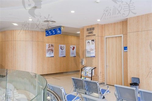丽江爱尔眼科医院候诊区