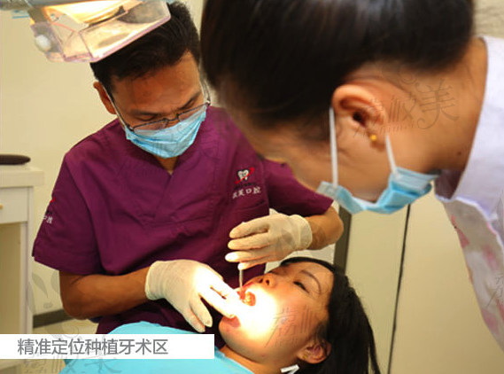 张院长正在给患者做种植牙手术