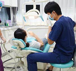 北京优贝口腔王迪医生正在给患者进行治疗
