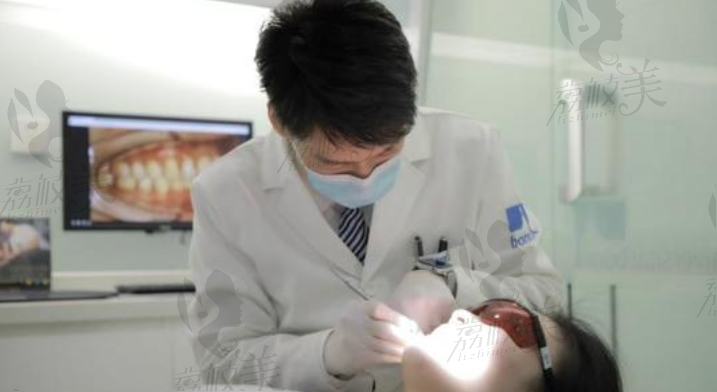正畸科医生在检查患者牙齿状况