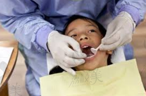 朱竞争医师检查儿童牙齿状况