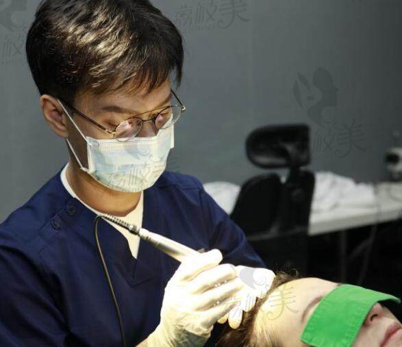韩国Cham毛发移植医院金宙溶医生在手术中