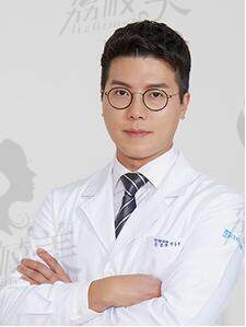 韩国DR.朵整形外科院长，李东勋