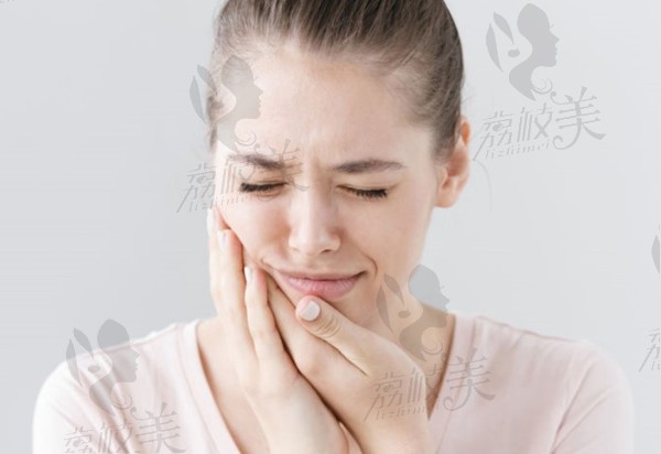 慢性牙周炎导致牙松动