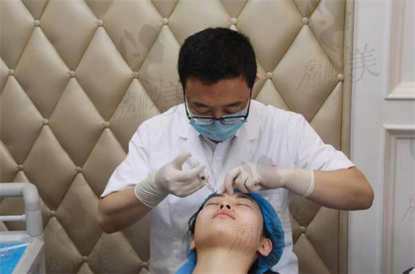 刘春晓医师为求美者 进行面部年轻化玻尿酸填充