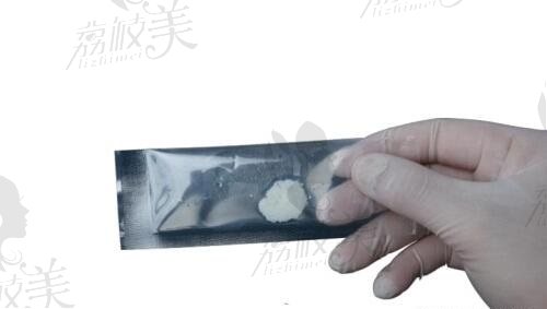 愛(ài)緹恩拆看包裝的樣子