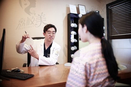 玉在镇医生隆胸整形面诊中