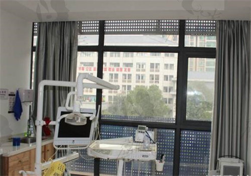 科尔雅口腔医院拥有资历深厚的种植团队