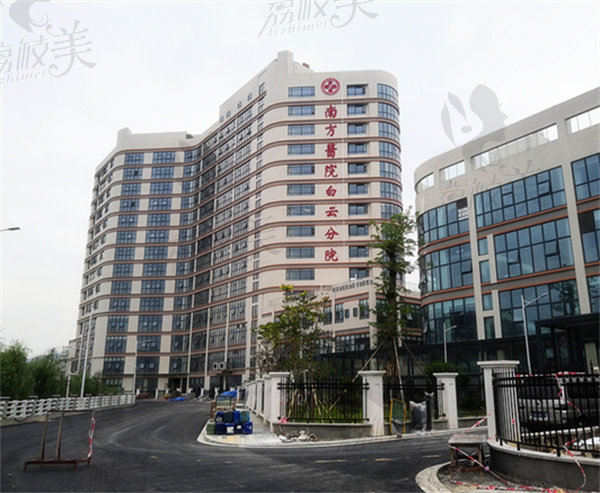 南方医科大学南方医院隆胸多少钱？