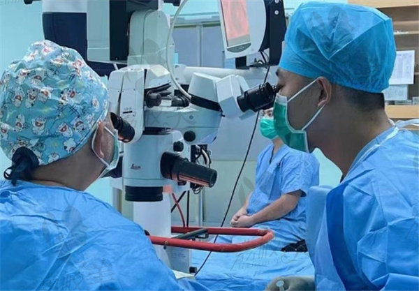 北大人民医院眼科赵明威做玻璃体视网膜手术好