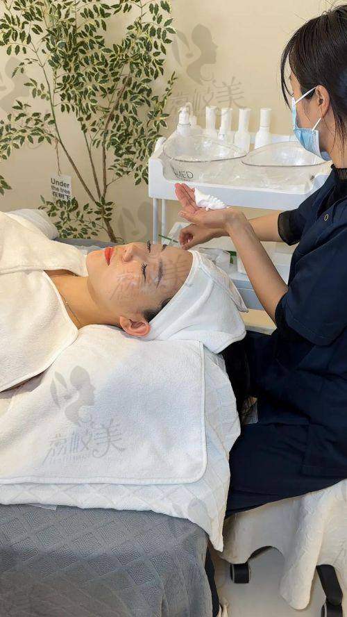 佛山曙光整形医院价格亿级补贴来袭！1w支玻尿酸/胶原水光免费送，抗衰爆品999元起！
