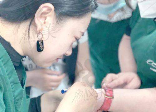 成都晶肤医疗美容连锁(光华村院)地址及乘车路线: